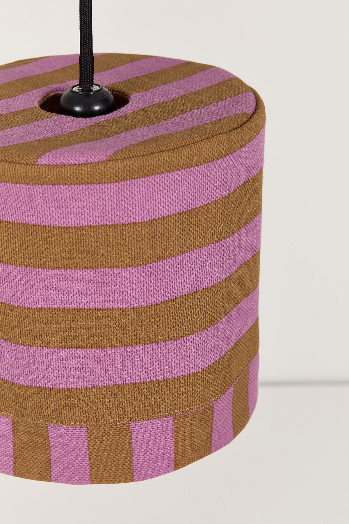 Nobodinoz Linda katoenen lampenkap van 20 cm in roze-kerrie strepen als sfeervolle hanglamp in een mediterraan interieur.