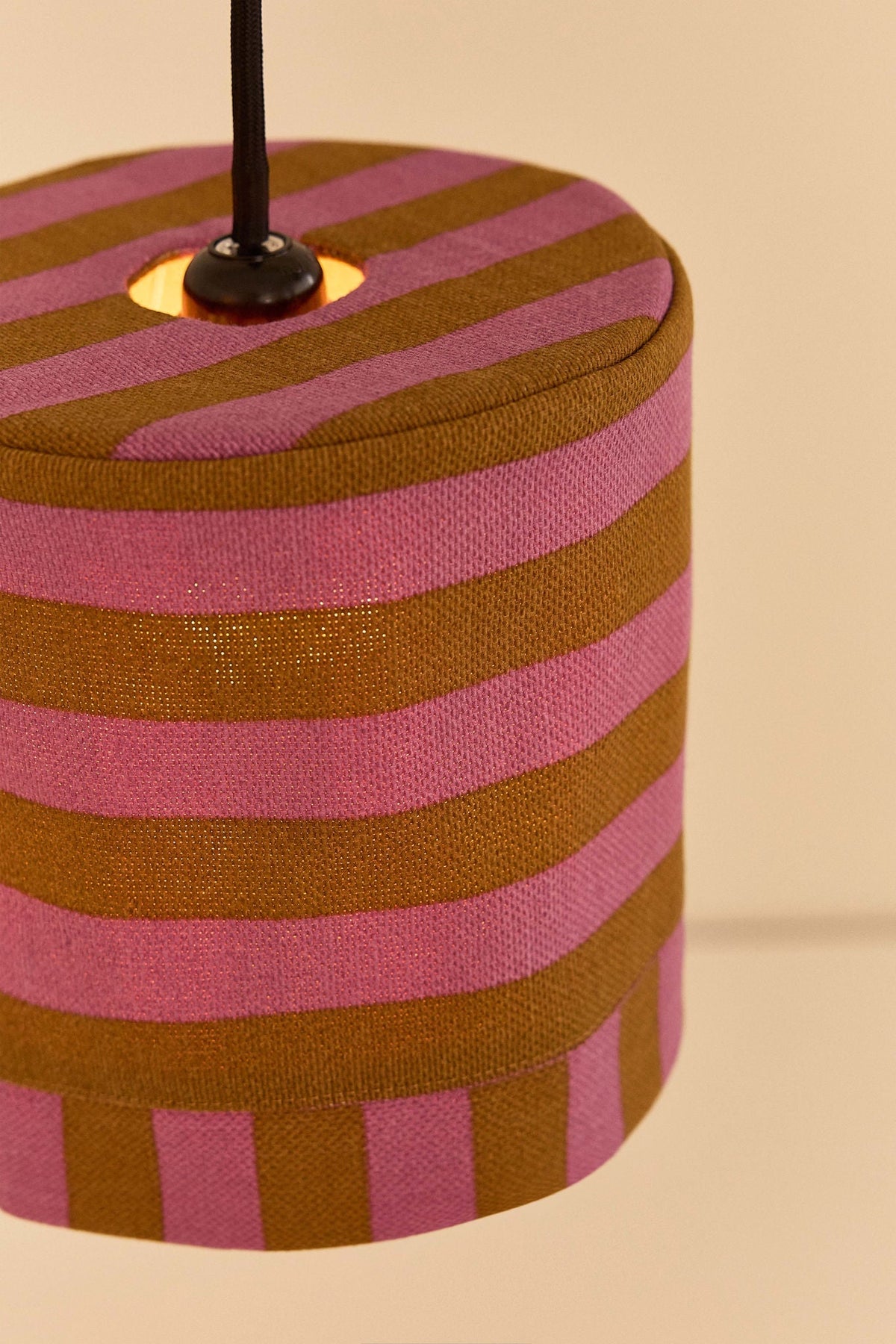 Nobodinoz Linda katoenen lampenkap van 20 cm in roze-kerrie strepen als sfeervolle hanglamp in een mediterraan interieur.