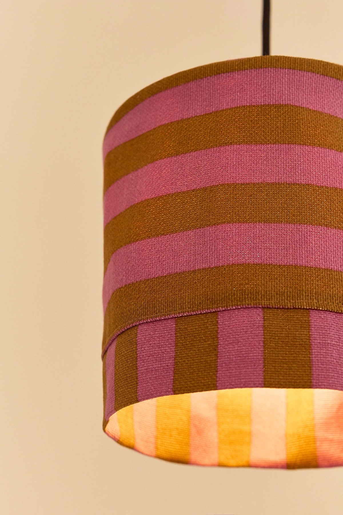 Nobodinoz Linda katoenen lampenkap van 20 cm in roze-kerrie strepen als sfeervolle hanglamp in een mediterraan interieur.