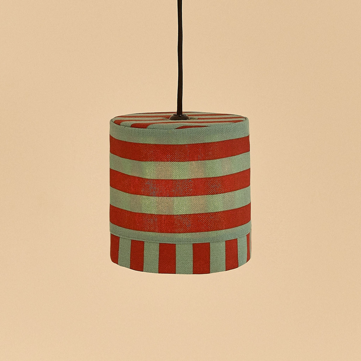 Nobodinoz Linda katoenen lampenkap van 20 cm in rood-petrol strepen tegen een lichte achtergrond, vanuit een andere hoek.