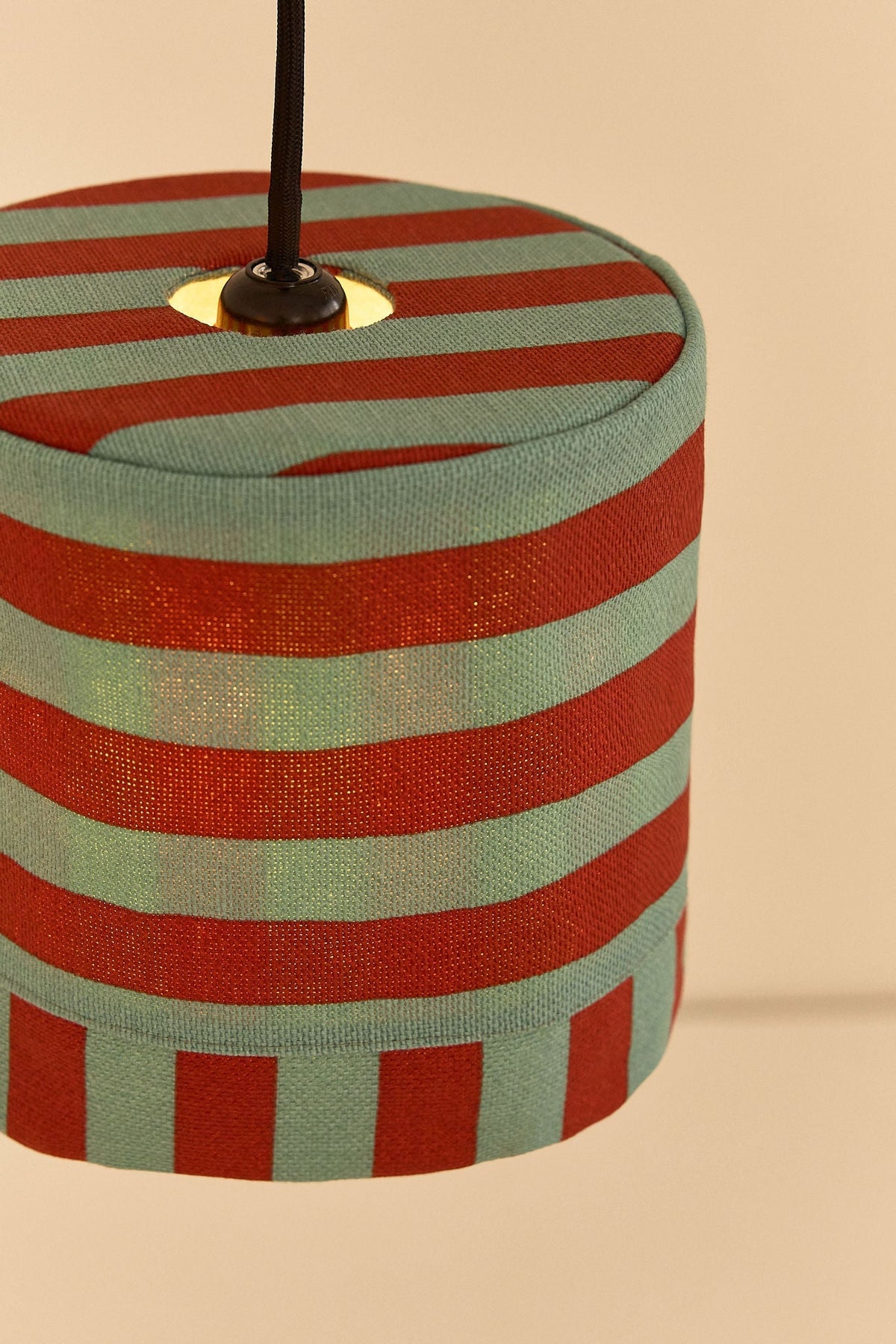 Nobodinoz Linda katoenen lampenkap van 20 cm in rood-petrol strepen als sfeervolle hanglamp in een mediterraan interieur.