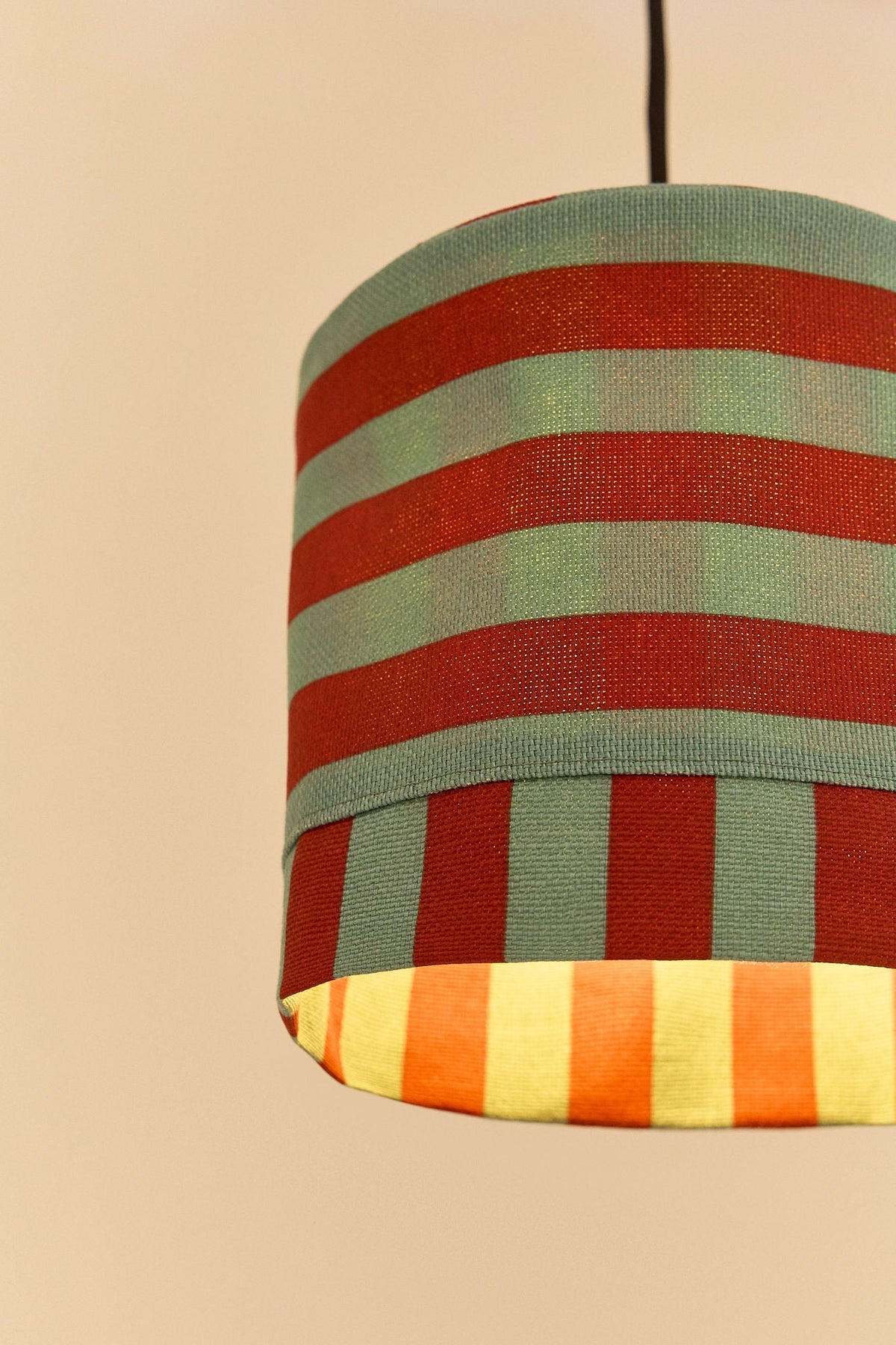 Nobodinoz Linda katoenen lampenkap van 20 cm in rood-petrol strepen als sfeervolle hanglamp in een mediterraan interieur.