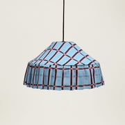 Nobodinoz Nicole katoenen lampenkap van 50 cm in blauw-kastanje tegels tegen een lichte, warme achtergrond.