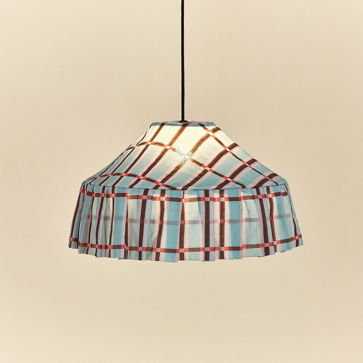 Nobodinoz Nicole katoenen lampenkap van 50 cm in blauw-kastanje tegels tegen een lichte achtergrond, vanuit een andere hoek.
