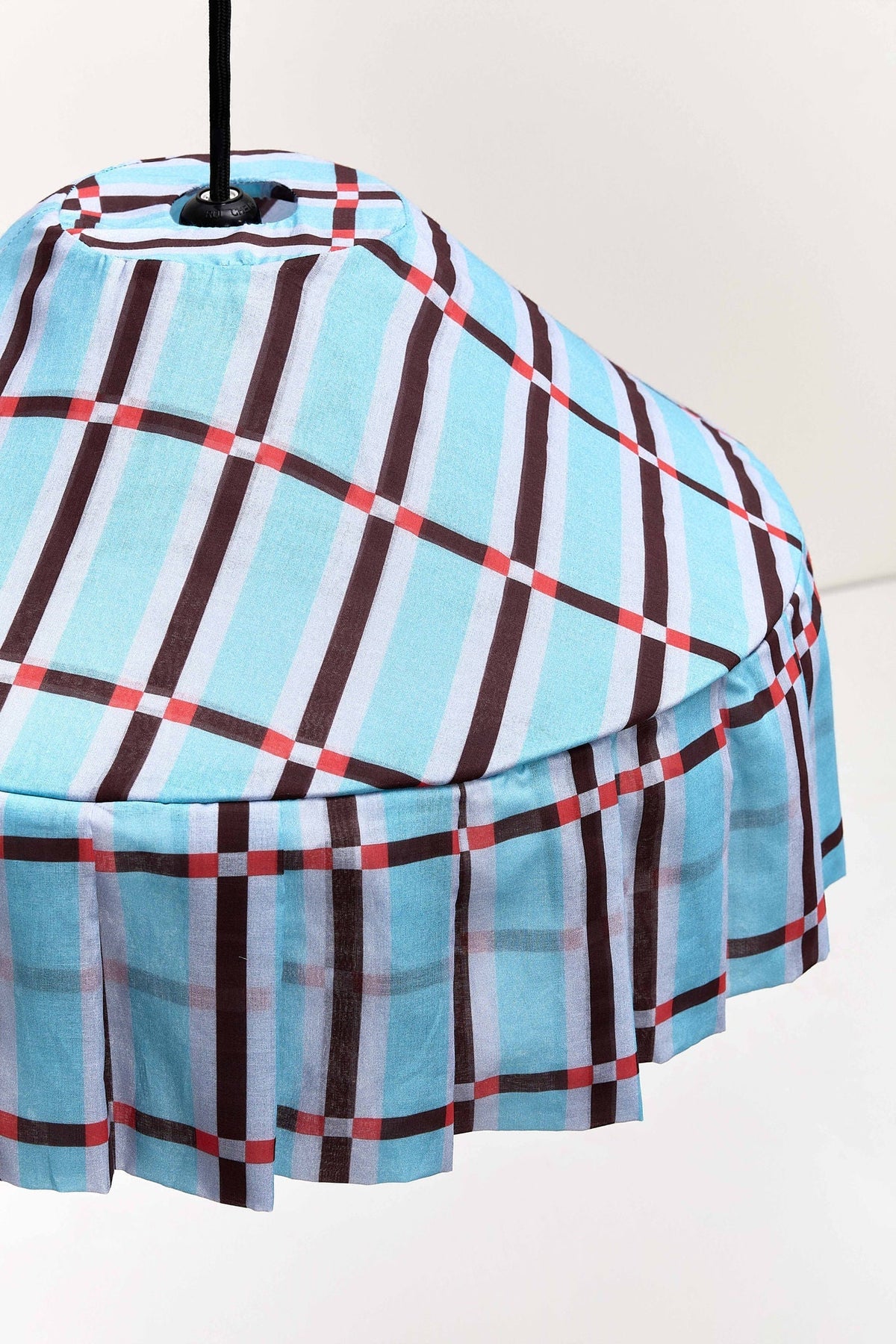 Nobodinoz Nicole katoenen lampenkap van 50 cm in blauw-kastanje tegels in een licht, mediterraan ingericht interieur.