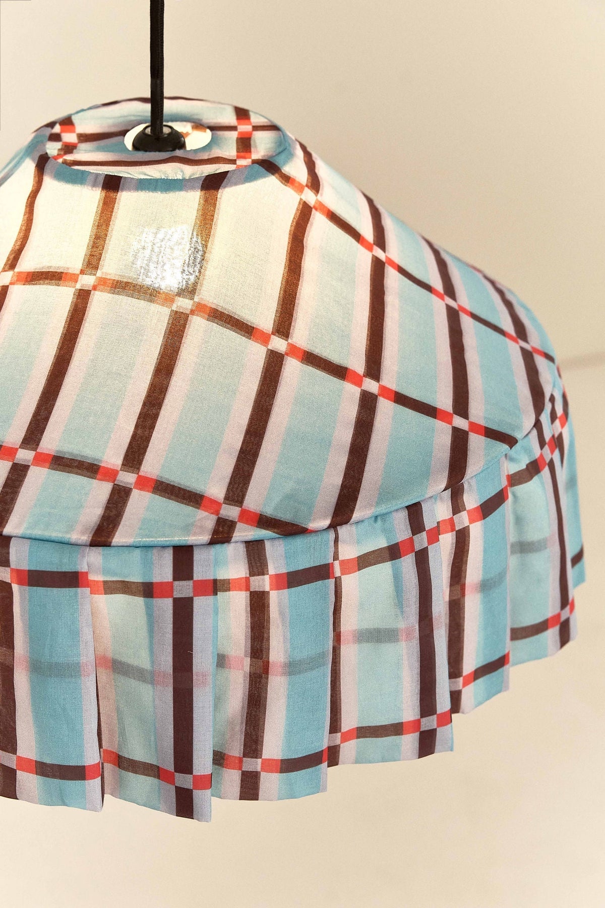 Nobodinoz Nicole katoenen lampenkap van 50 cm in blauw-kastanje tegels als sfeervolle hanglamp in een mediterraan interieur.