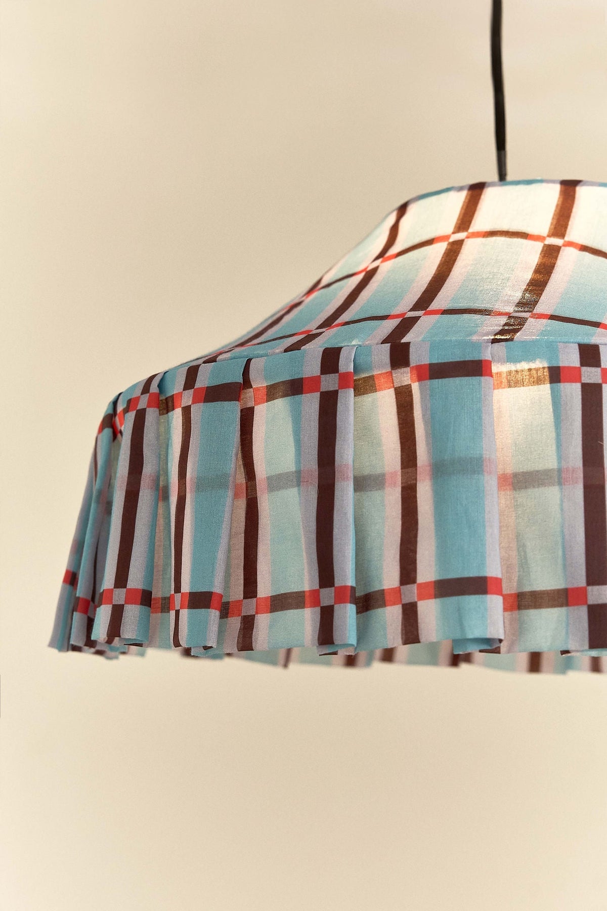 Nobodinoz Nicole katoenen lampenkap van 50 cm in blauw-kastanje tegels als sfeervolle hanglamp in een mediterraan interieur.