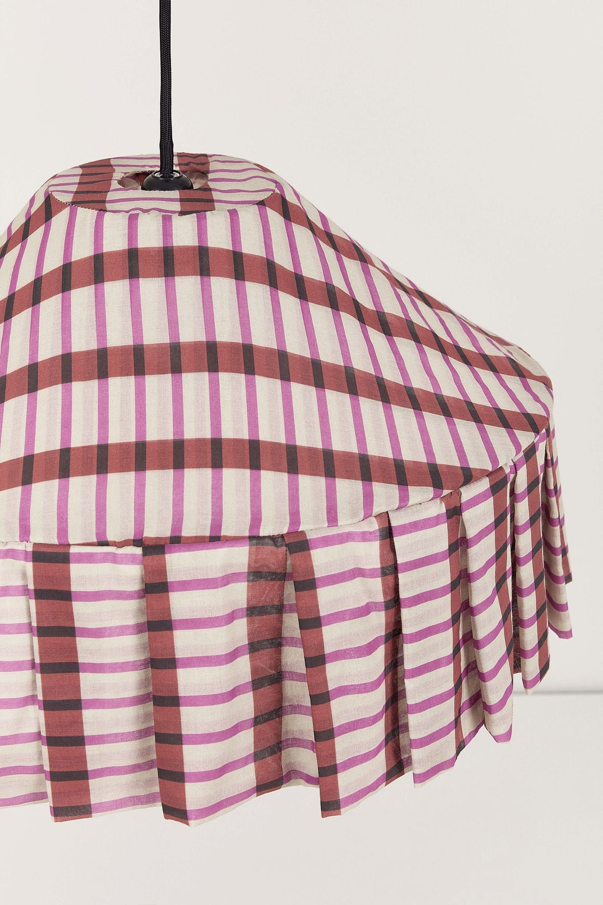Nobodinoz Nicole katoenen lampenkap van 50 cm in bruin-paars mozaïek in een licht, mediterraan ingericht interieur.