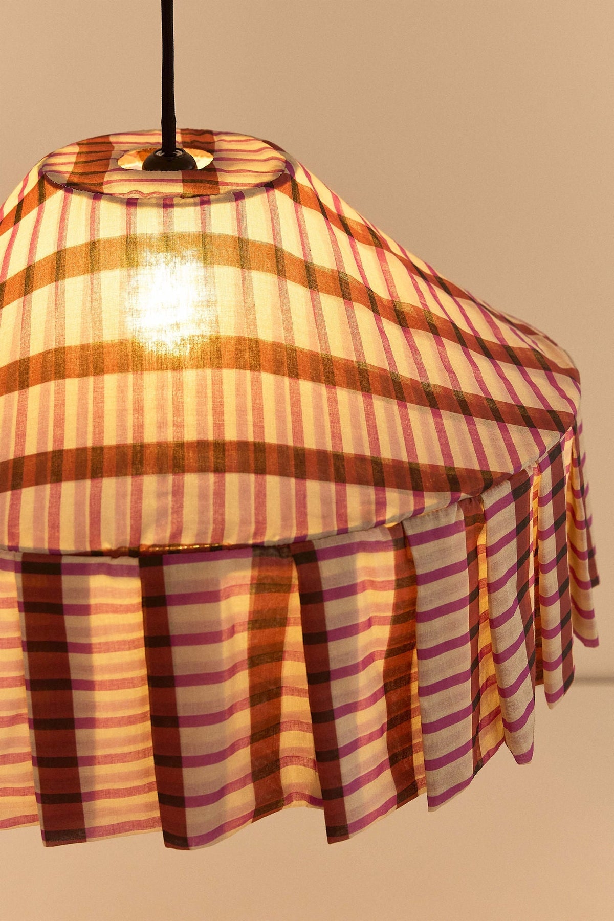 Nobodinoz Nicole katoenen lampenkap van 50 cm in bruin-paars mozaïek als sfeervolle hanglamp in een mediterraan interieur.
