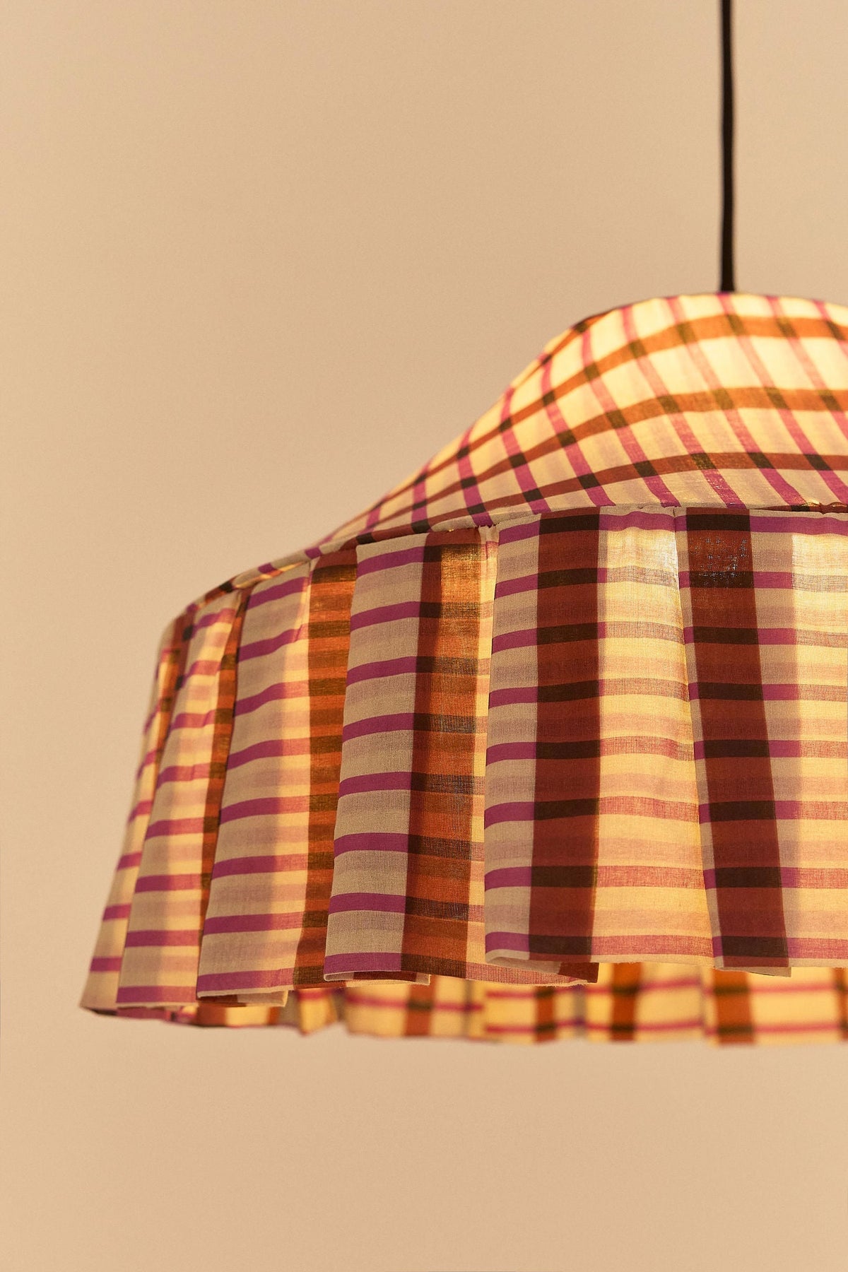 Nobodinoz Nicole katoenen lampenkap van 50 cm in bruin-paars mozaïek als sfeervolle hanglamp in een mediterraan interieur.