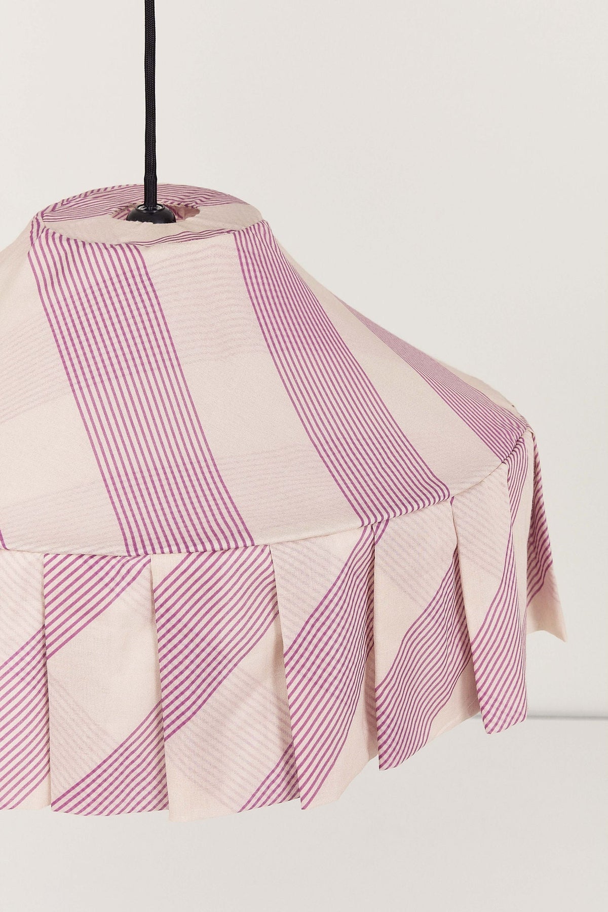 Nobodinoz Nicole katoenen lampenkap van 50 cm in lila diagonale strepen in een licht, mediterraan ingericht interieur.