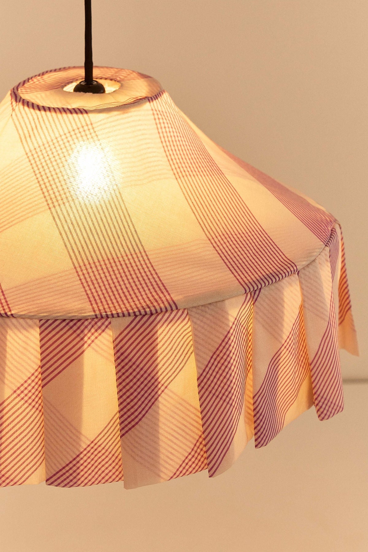 Nobodinoz Nicole katoenen lampenkap van 50 cm in lila diagonale strepen als sfeervolle hanglamp in een mediterraan interieur.