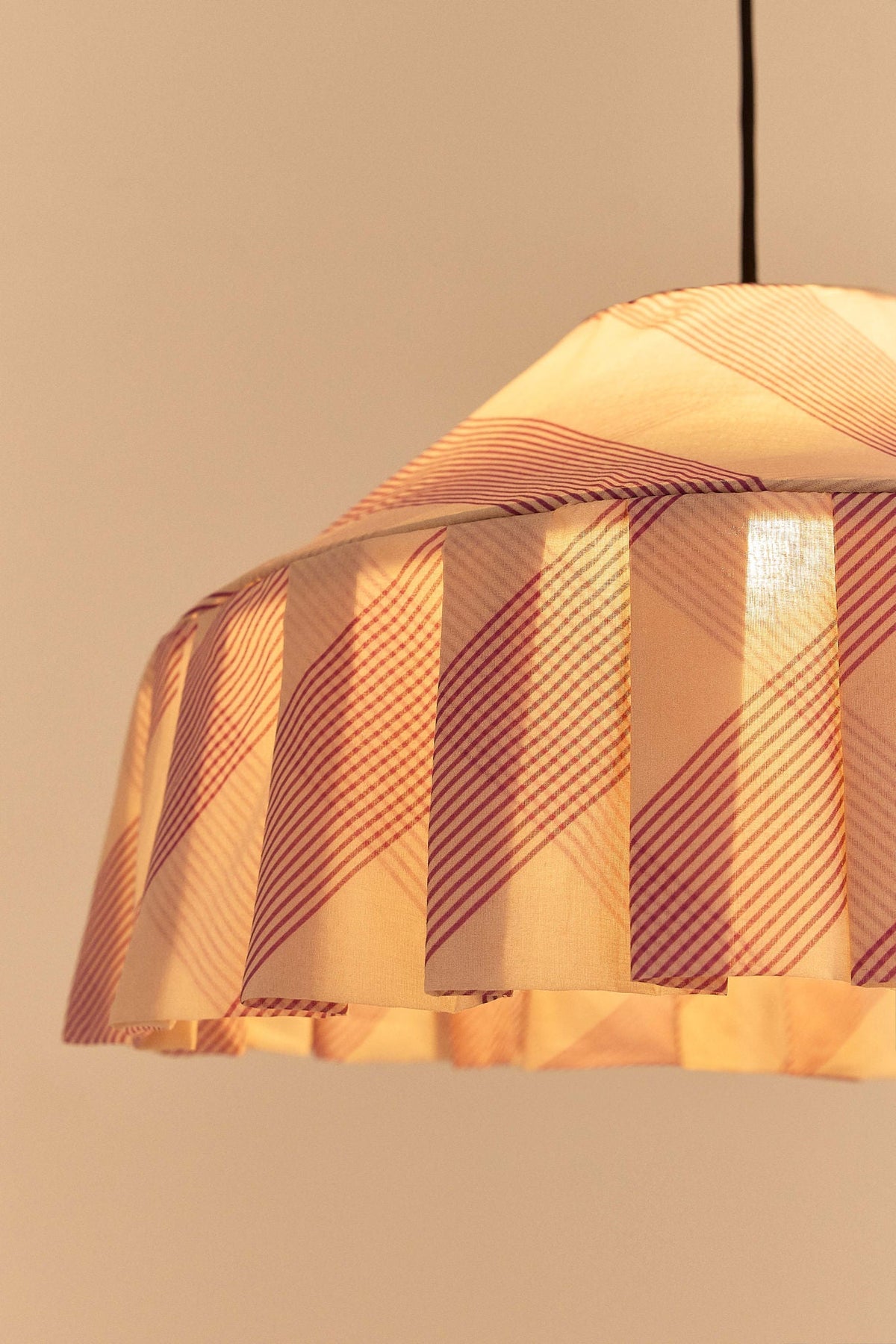 Nobodinoz Nicole katoenen lampenkap van 50 cm in lila diagonale strepen als sfeervolle hanglamp in een mediterraan interieur.