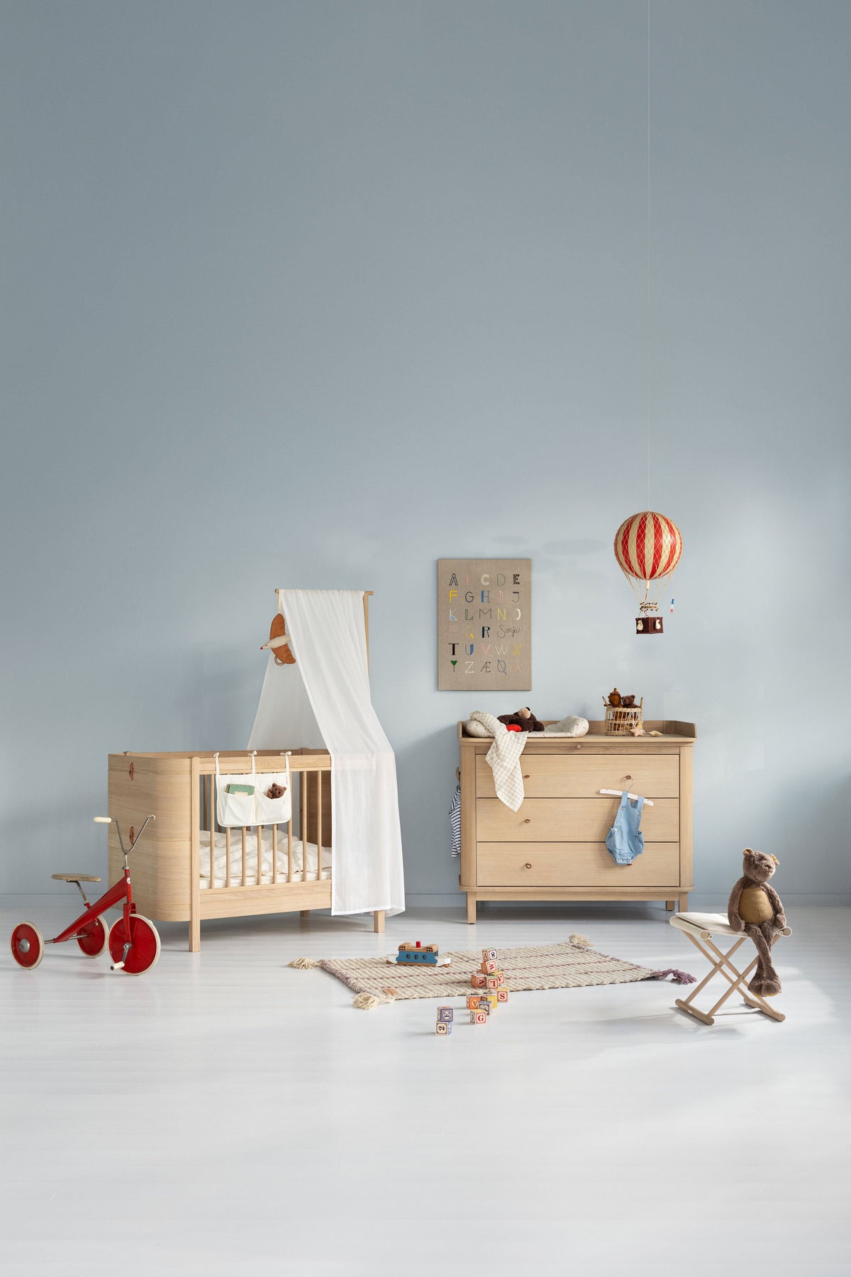 Wood Mini+ Cot Bed Incl. Junior Kit Oak