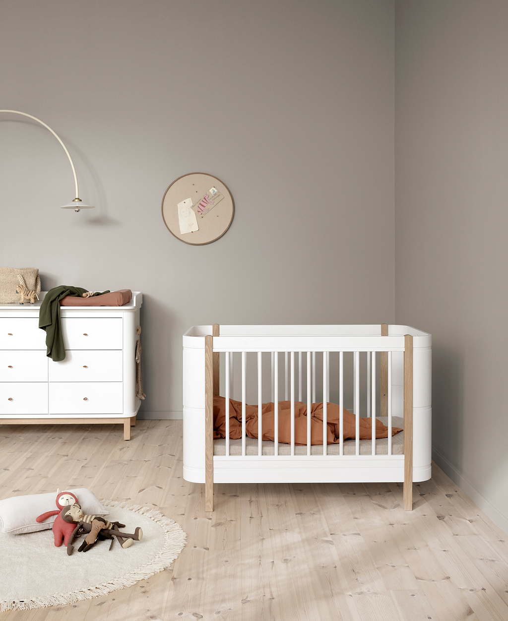 Wood Mini+ Cot Bed Incl. Junior Kit White/oak