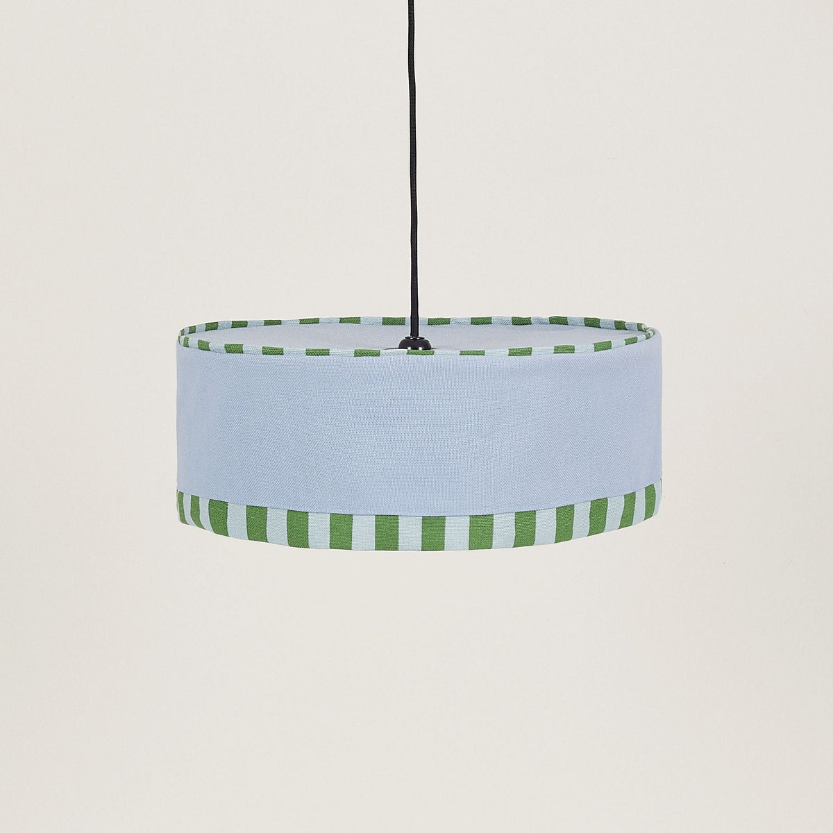 Nobodinoz Paul katoenen lampenkap van 50 cm in baltisch blauw tegen een lichte, warme achtergrond.