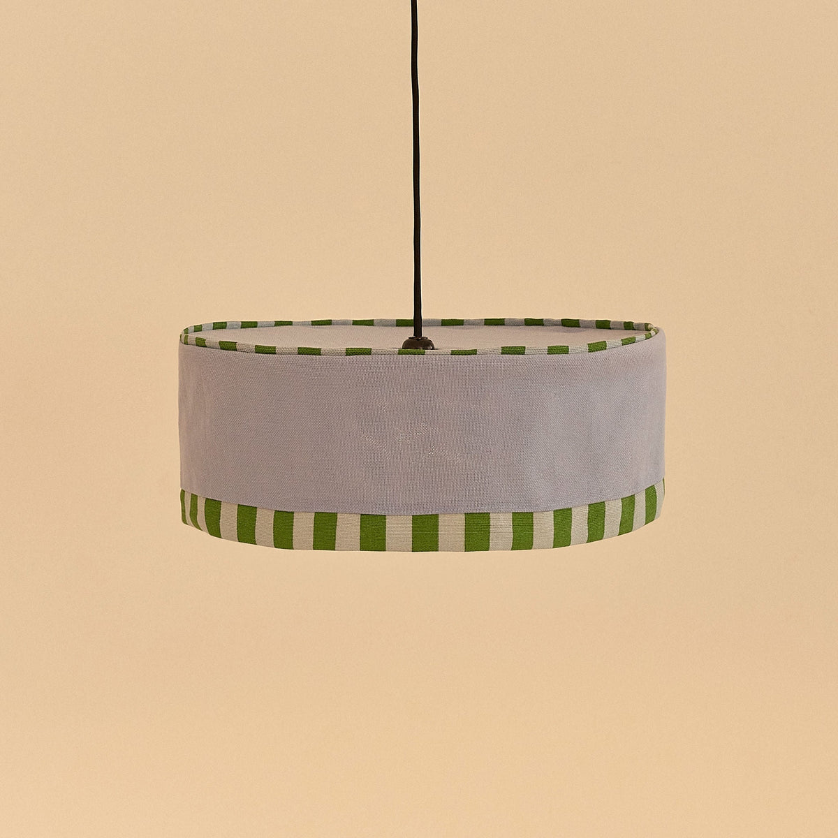 Nobodinoz Paul katoenen lampenkap van 50 cm in baltisch blauw tegen een lichte achtergrond, vanuit een andere hoek.