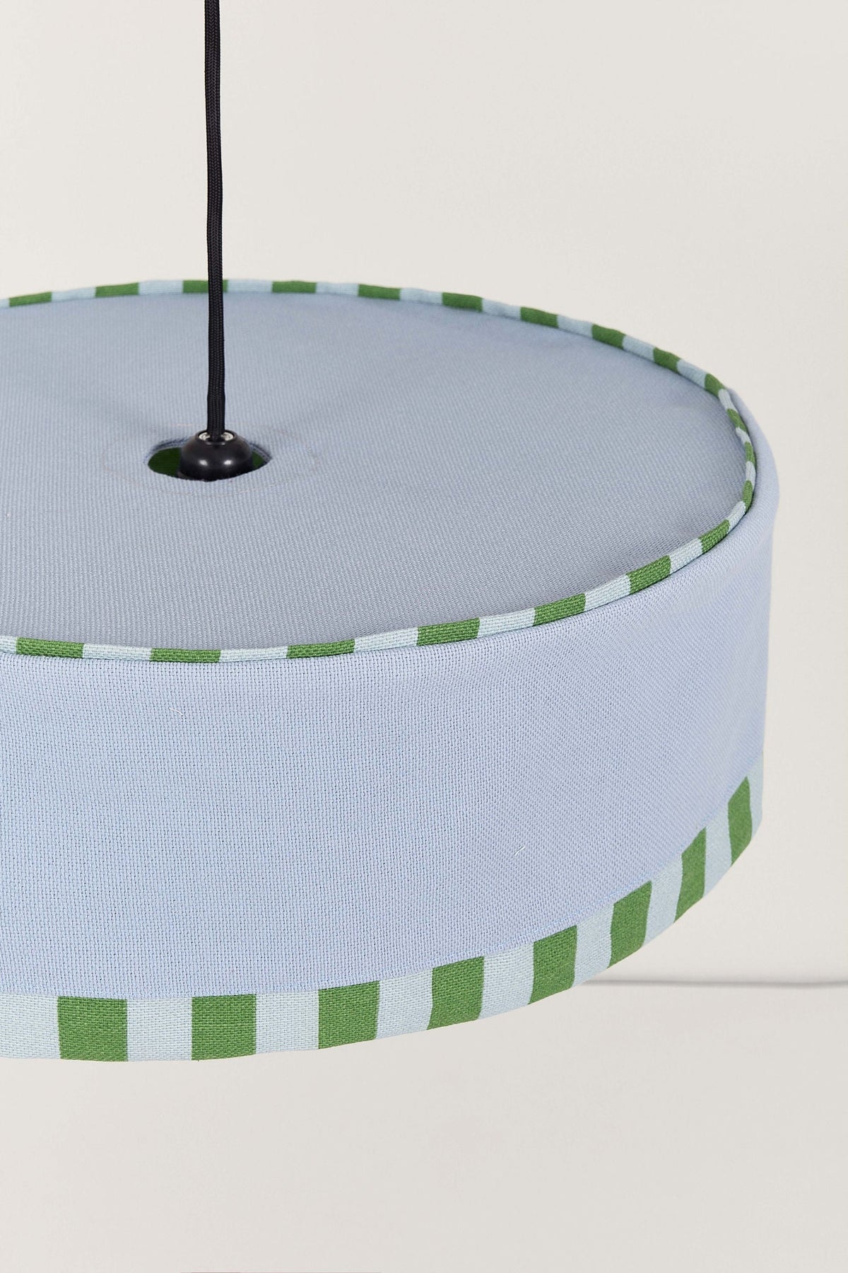 Nobodinoz Paul katoenen lampenkap van 50 cm in baltisch blauw in een licht, mediterraan ingericht interieur.