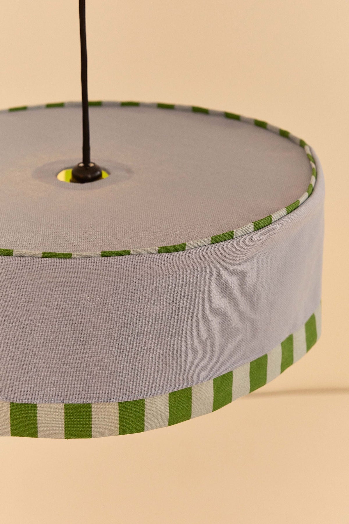 Nobodinoz Paul katoenen lampenkap van 50 cm in baltisch blauw als sfeervolle hanglamp in een mediterraan interieur.