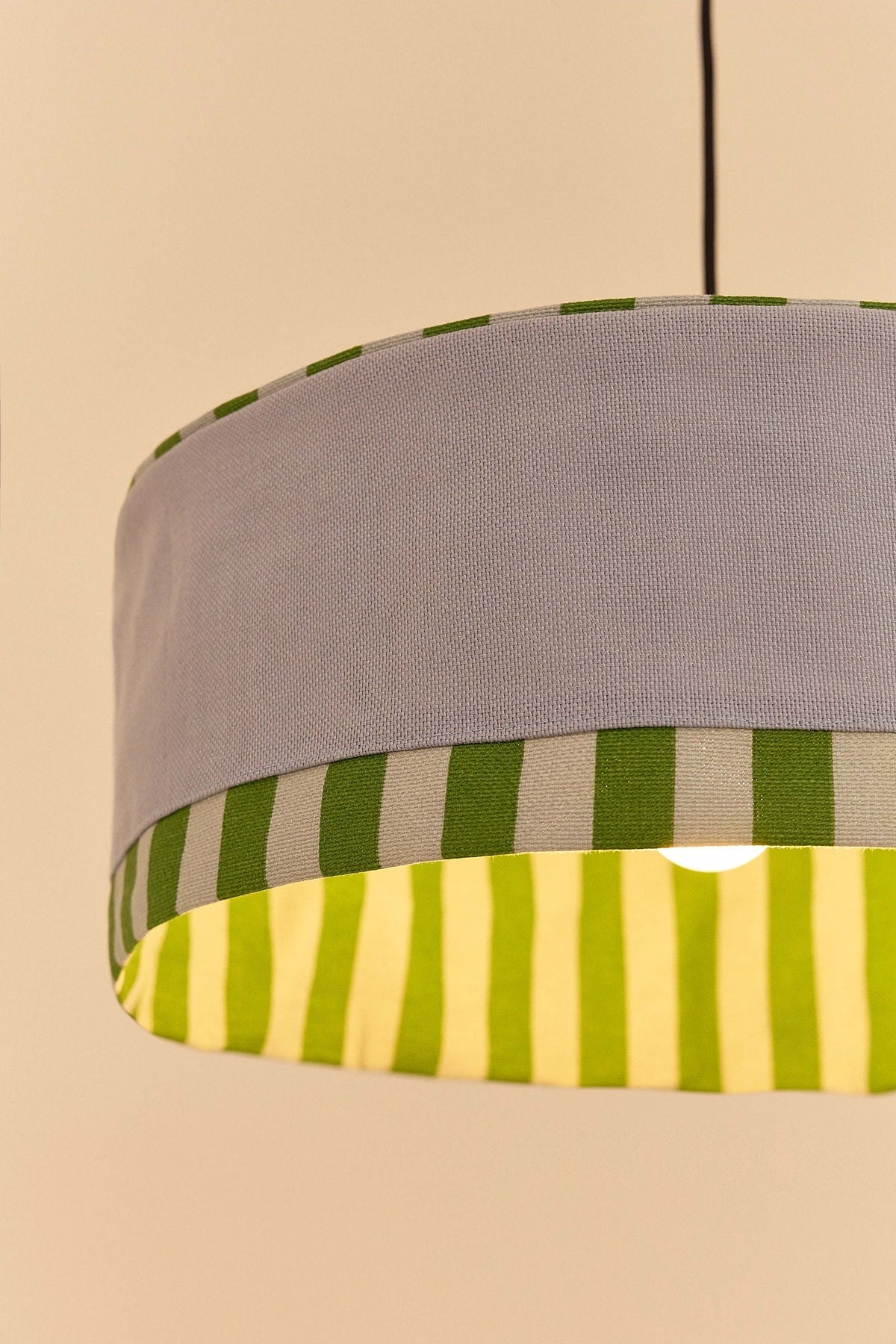 Nobodinoz Paul katoenen lampenkap van 50 cm in baltisch blauw als sfeervolle hanglamp in een mediterraan interieur.