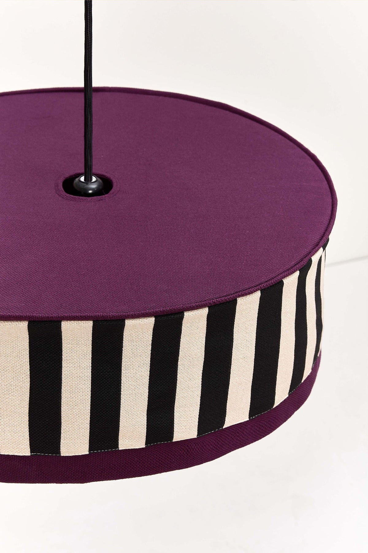 Nobodinoz Paul katoenen lampenkap van 50 cm in zwart-zand strepen in een licht, mediterraan ingericht interieur.