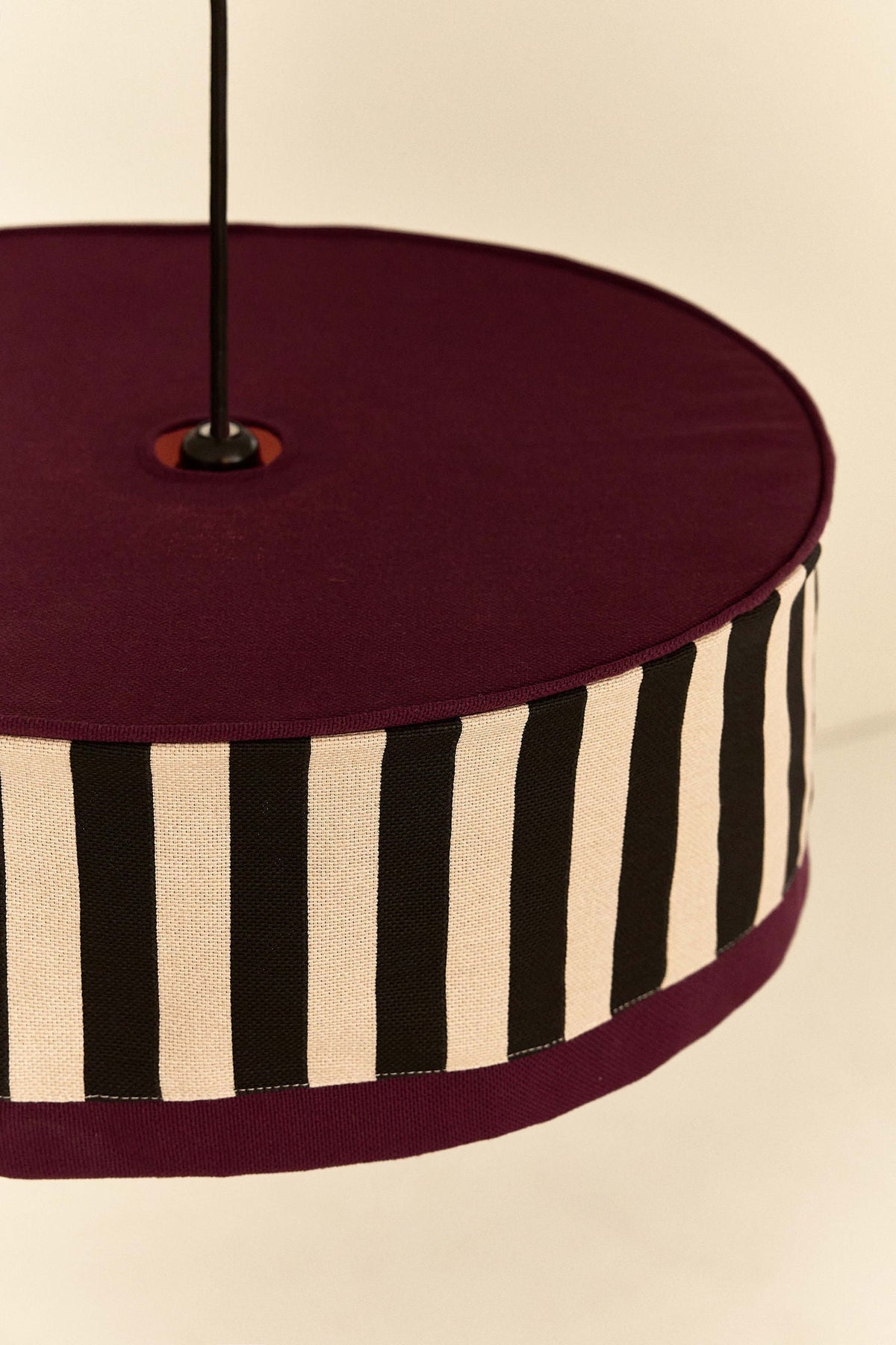 Nobodinoz Paul katoenen lampenkap van 50 cm in zwart-zand strepen als sfeervolle hanglamp in een mediterraan interieur.