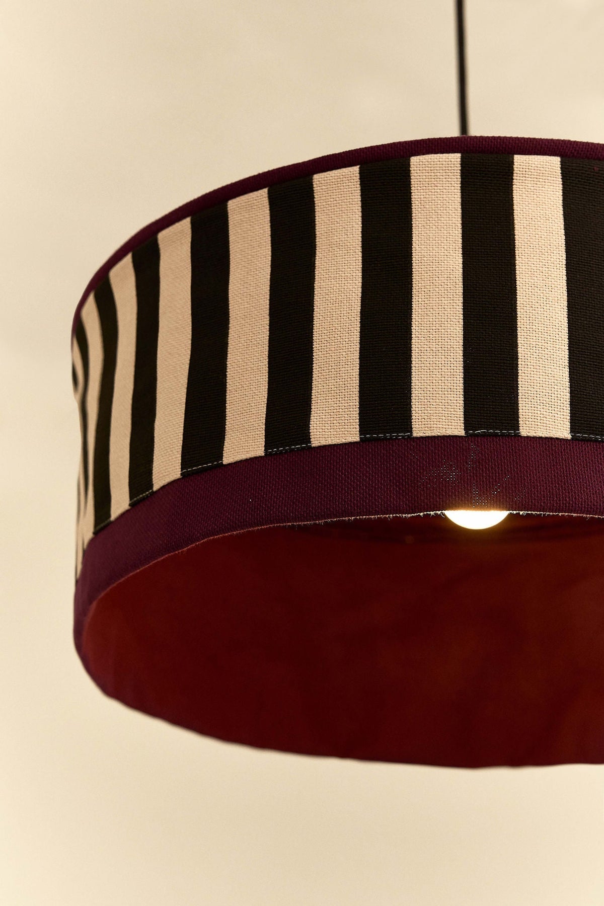 Nobodinoz Paul katoenen lampenkap van 50 cm in zwart-zand strepen als sfeervolle hanglamp in een mediterraan interieur.