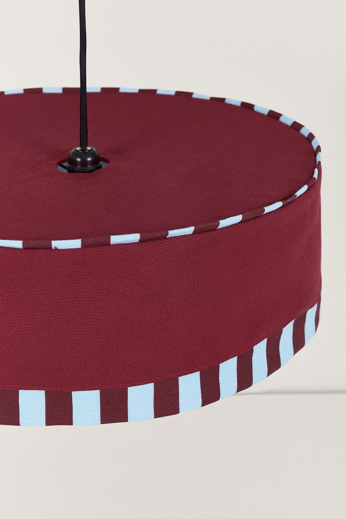 Nobodinoz Paul katoenen lampenkap van 50 cm in pruim in een licht, mediterraan ingericht interieur.
