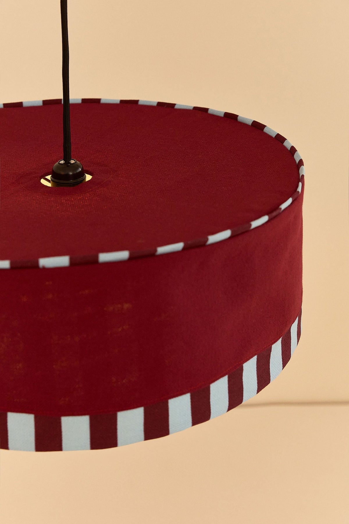 Nobodinoz Paul katoenen lampenkap van 50 cm in pruim als sfeervolle hanglamp in een mediterraan interieur.