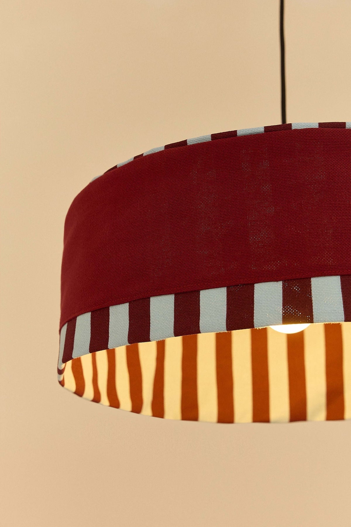 Nobodinoz Paul katoenen lampenkap van 50 cm in pruim als sfeervolle hanglamp in een mediterraan interieur.