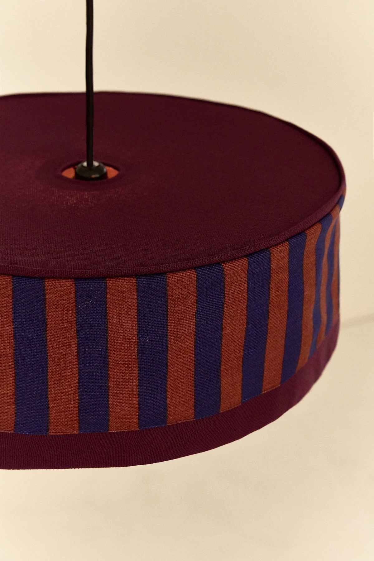 Nobodinoz Paul katoenen lampenkap van 50 cm in kastanje-inkt strepen als sfeervolle hanglamp in een mediterraan interieur.