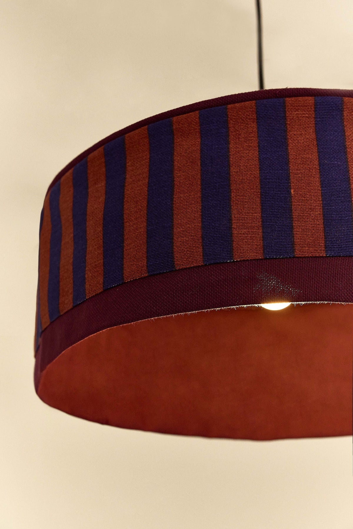 Nobodinoz Paul katoenen lampenkap van 50 cm in kastanje-inkt strepen als sfeervolle hanglamp in een mediterraan interieur.