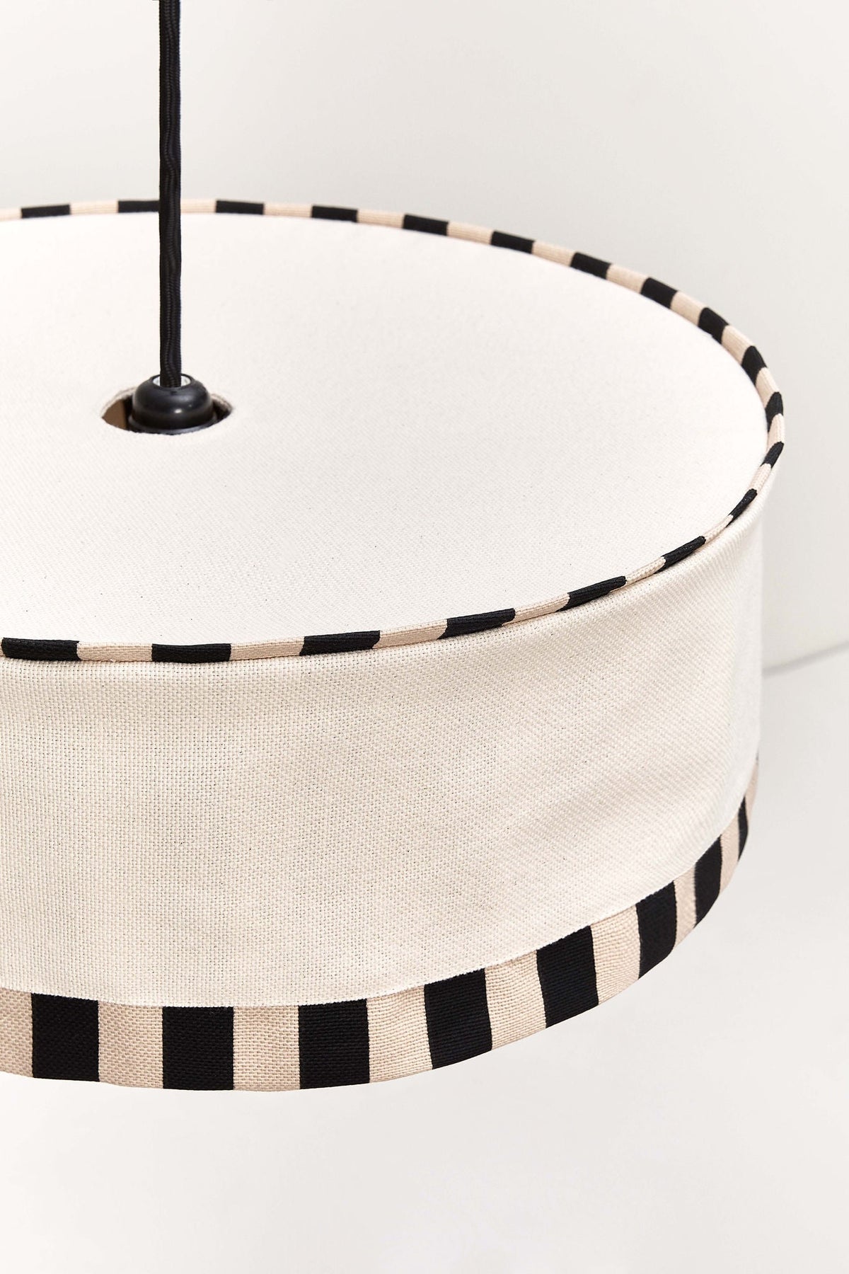 Nobodinoz Paul katoenen lampenkap van 50 cm in naturel in een licht, mediterraan ingericht interieur.