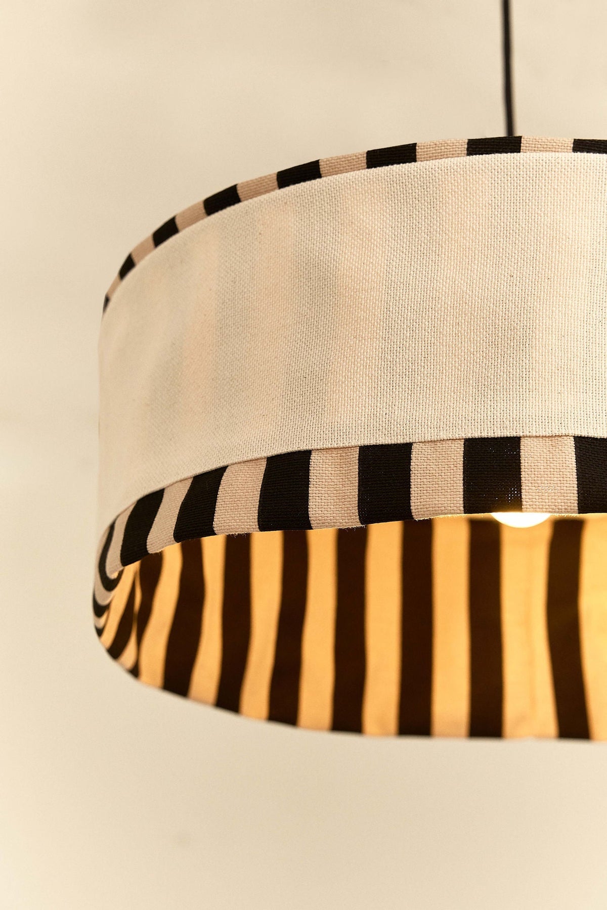 Nobodinoz Paul katoenen lampenkap van 50 cm in naturel als sfeervolle hanglamp in een mediterraan interieur.