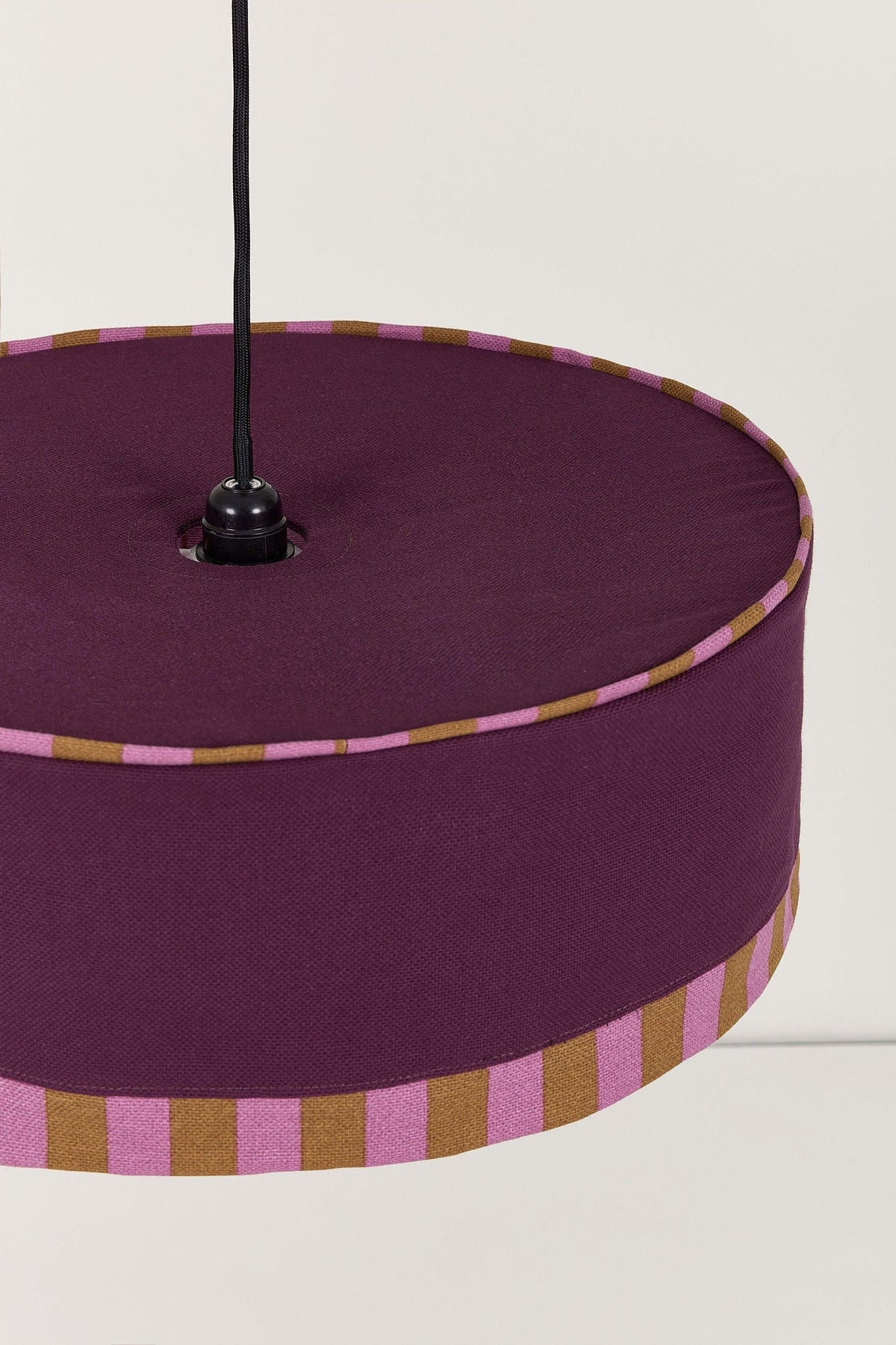 Nobodinoz Paul katoenen lampenkap van 50 cm in gebrand rood in een licht, mediterraan ingericht interieur.