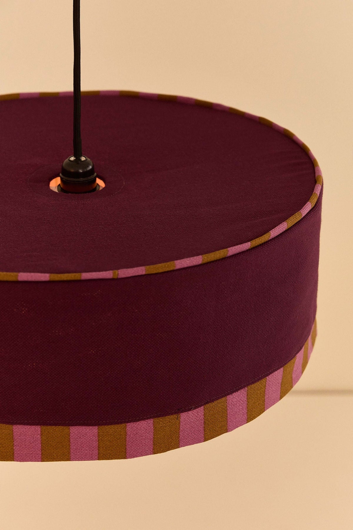 Nobodinoz Paul katoenen lampenkap van 50 cm in gebrand rood als sfeervolle hanglamp in een mediterraan interieur.
