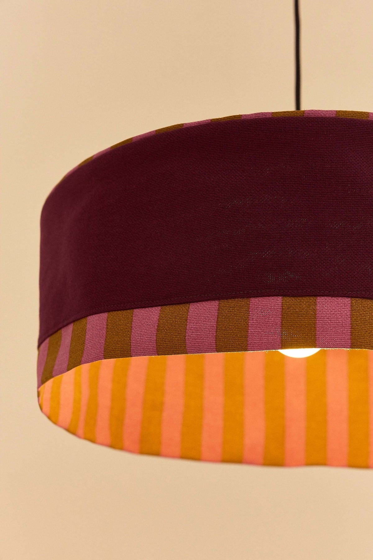 Nobodinoz Paul katoenen lampenkap van 50 cm in gebrand rood als sfeervolle hanglamp in een mediterraan interieur.