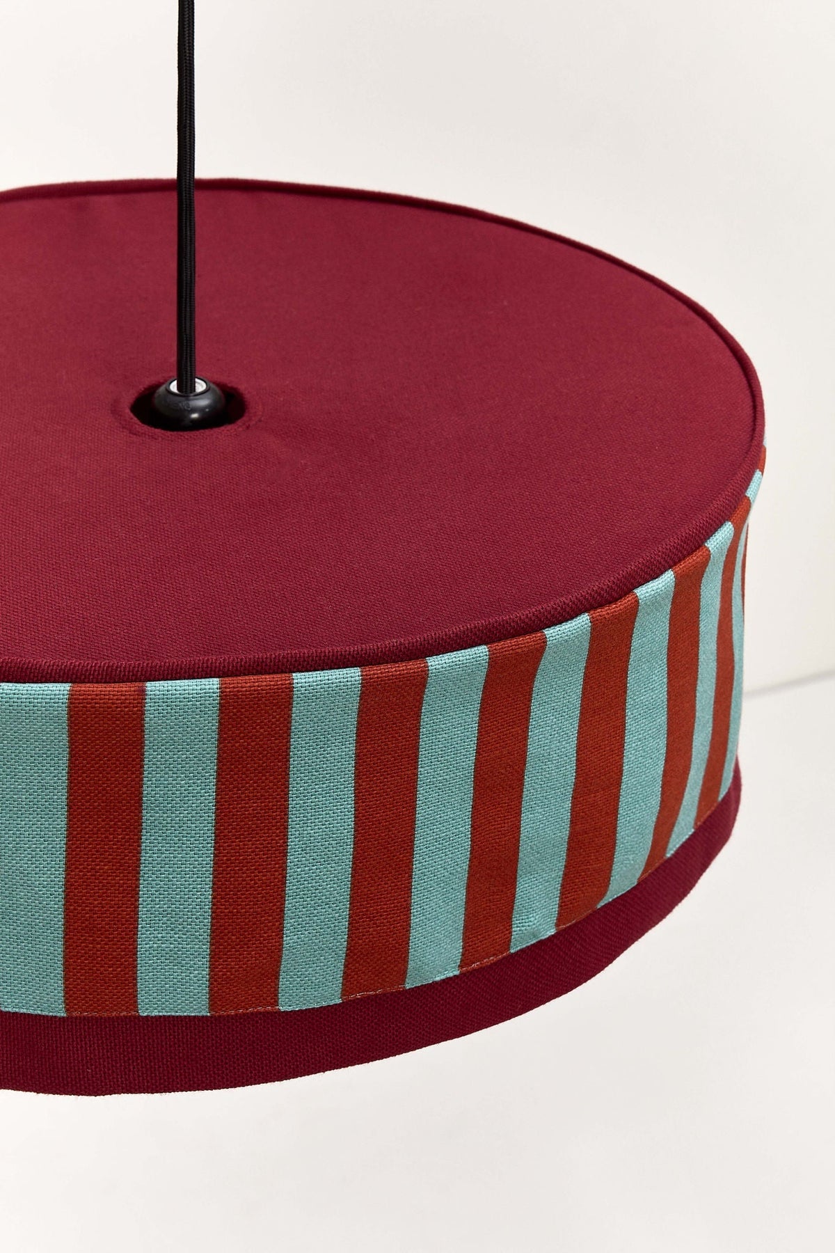 Nobodinoz Paul katoenen lampenkap van 50 cm in rood-petrolgroen strepen in een licht, mediterraan ingericht interieur.