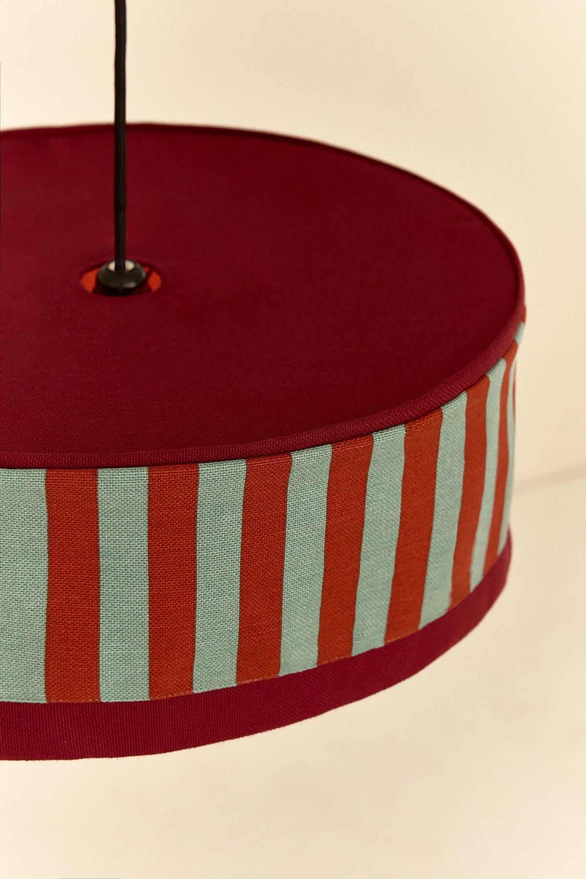 Nobodinoz Paul katoenen lampenkap van 50 cm in rood-petrolgroen strepen als sfeervolle hanglamp in een mediterraan interieur.