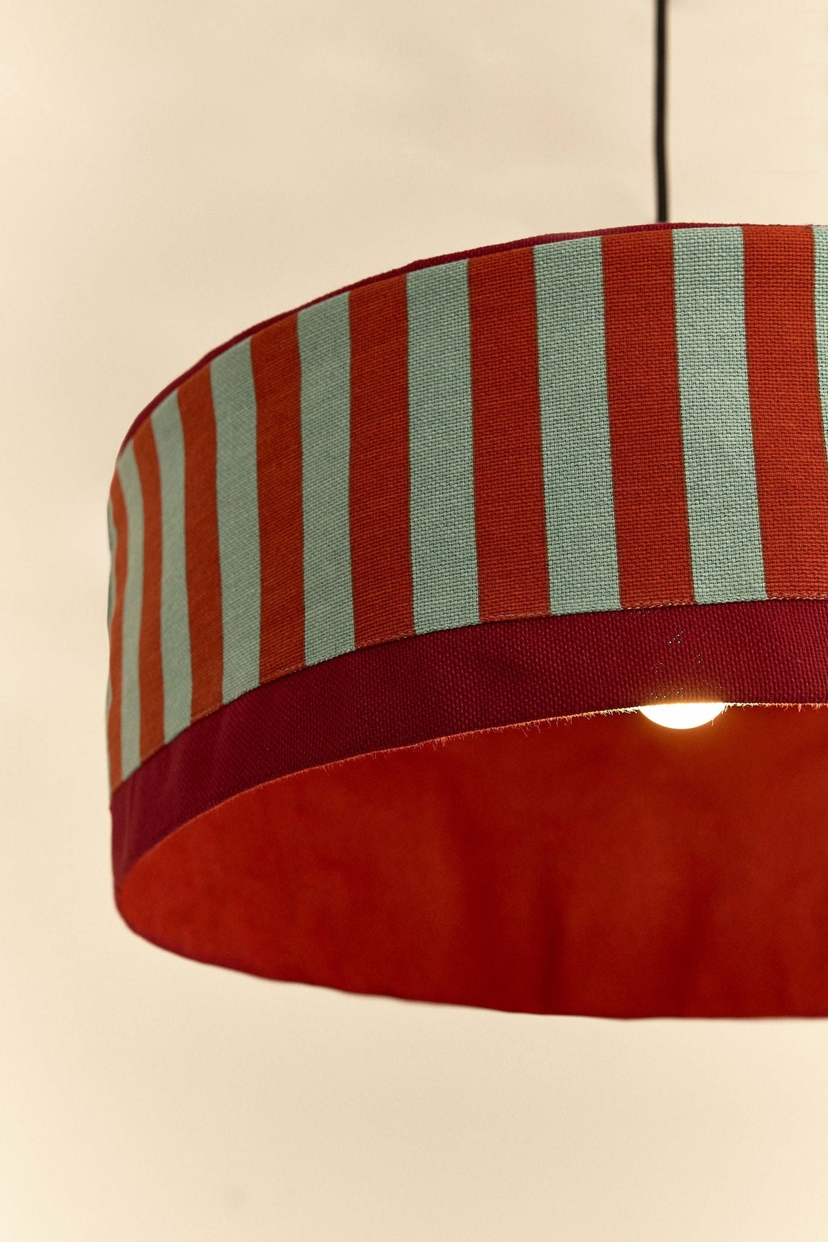 Nobodinoz Paul katoenen lampenkap van 50 cm in rood-petrolgroen strepen als sfeervolle hanglamp in een mediterraan interieur.