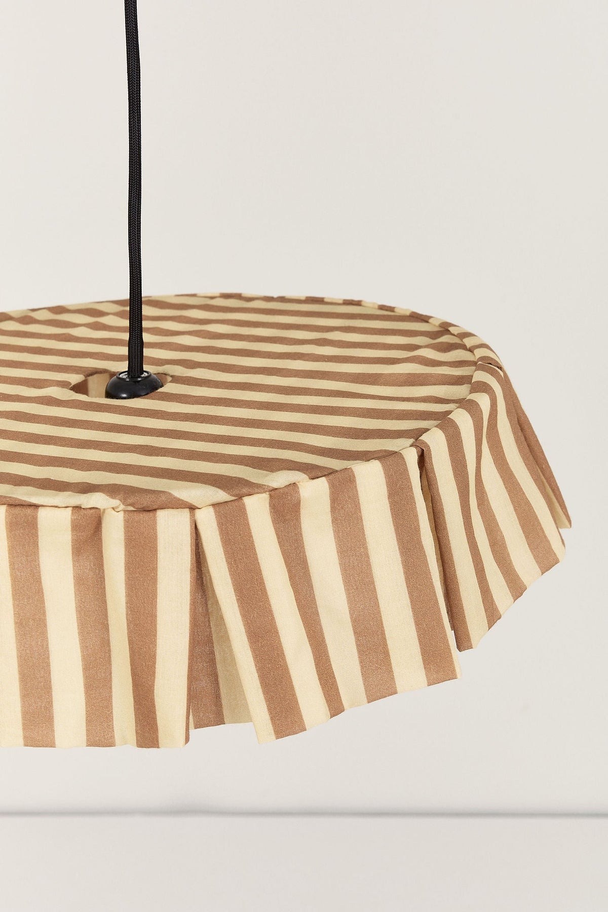 Nobodinoz Vibes katoenen lampenkap van 40 cm in bruine strepen in een licht, mediterraan ingericht interieur.
