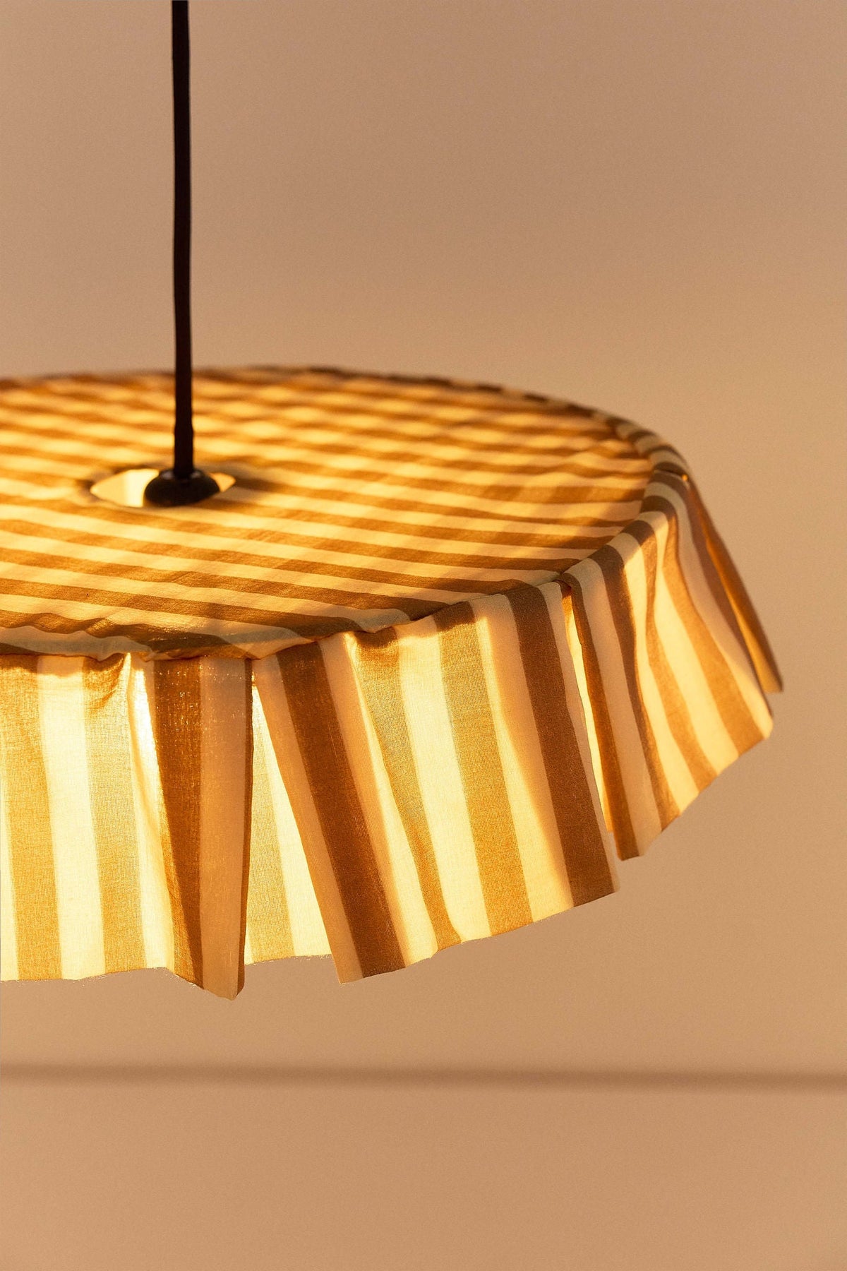 Nobodinoz Vibes katoenen lampenkap van 40 cm in bruine strepen als sfeervolle hanglamp in een mediterraan interieur.