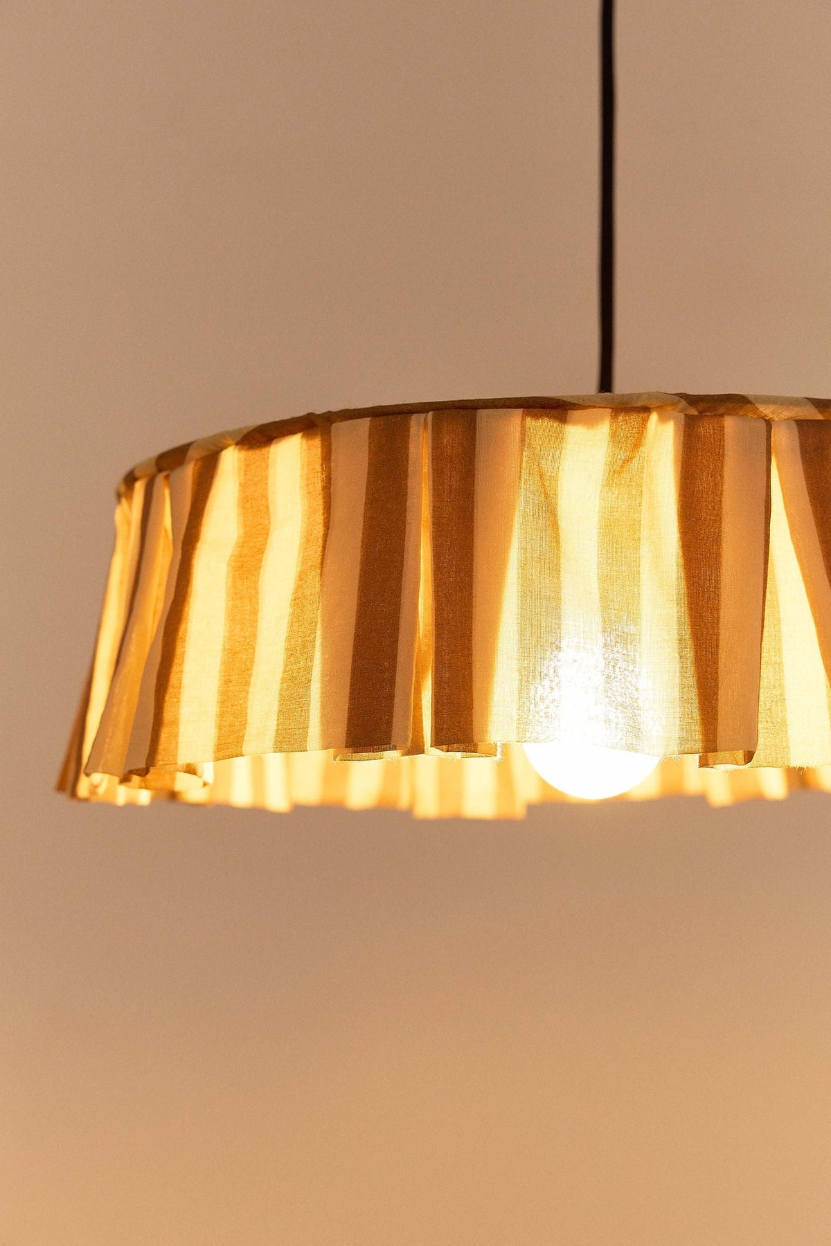 Nobodinoz Vibes katoenen lampenkap van 40 cm in bruine strepen als sfeervolle hanglamp in een mediterraan interieur.