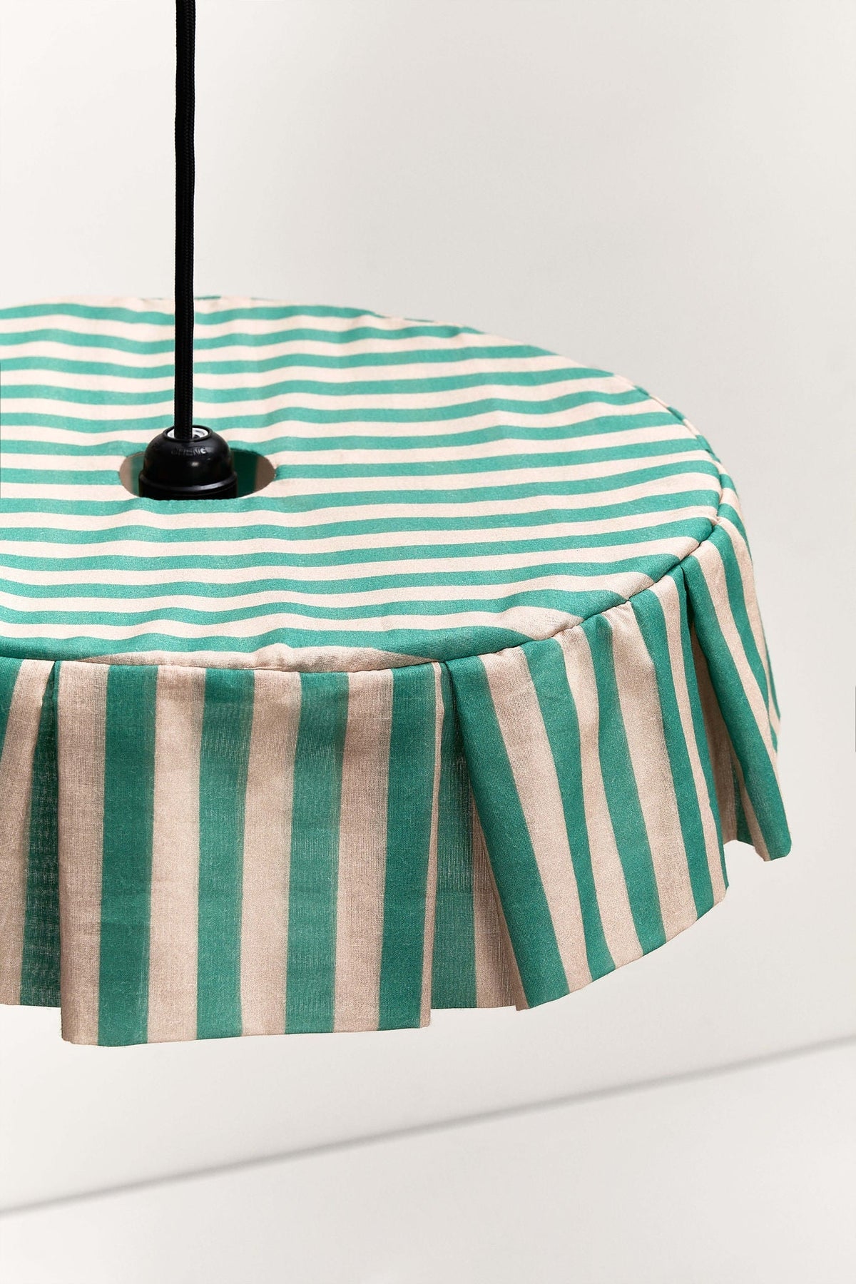 Nobodinoz Vibes katoenen lampenkap van 40 cm in groen-zand strepen in een licht, mediterraan ingericht interieur.