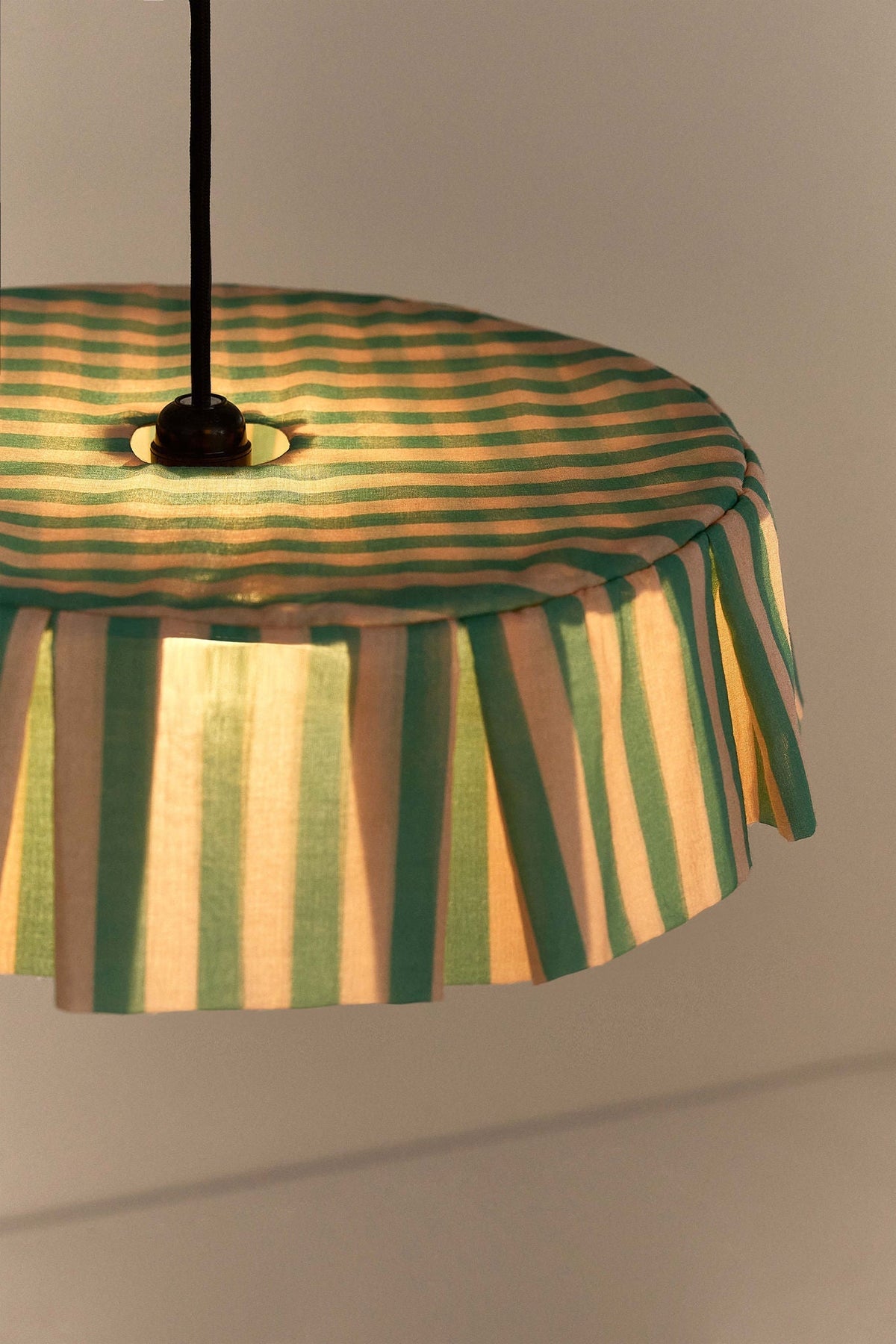 Nobodinoz Vibes katoenen lampenkap van 40 cm in groen-zand strepen als sfeervolle hanglamp in een mediterraan interieur.