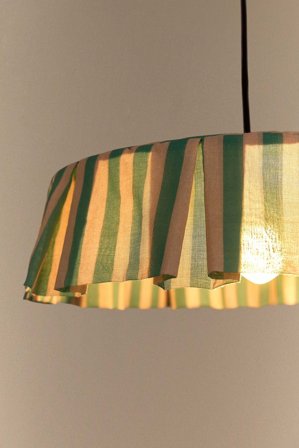Nobodinoz Vibes katoenen lampenkap van 40 cm in groen-zand strepen als sfeervolle hanglamp in een mediterraan interieur.