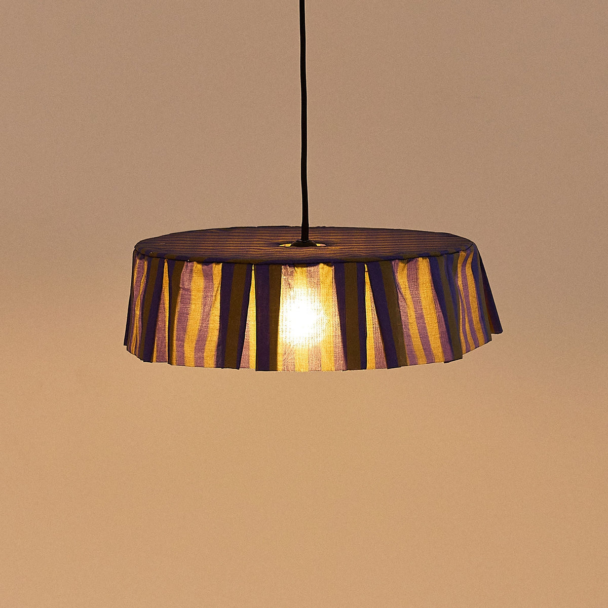 Nobodinoz Vibes katoenen lampenkap van 40 cm in indigoblauw strepen tegen een lichte achtergrond, vanuit een andere hoek.