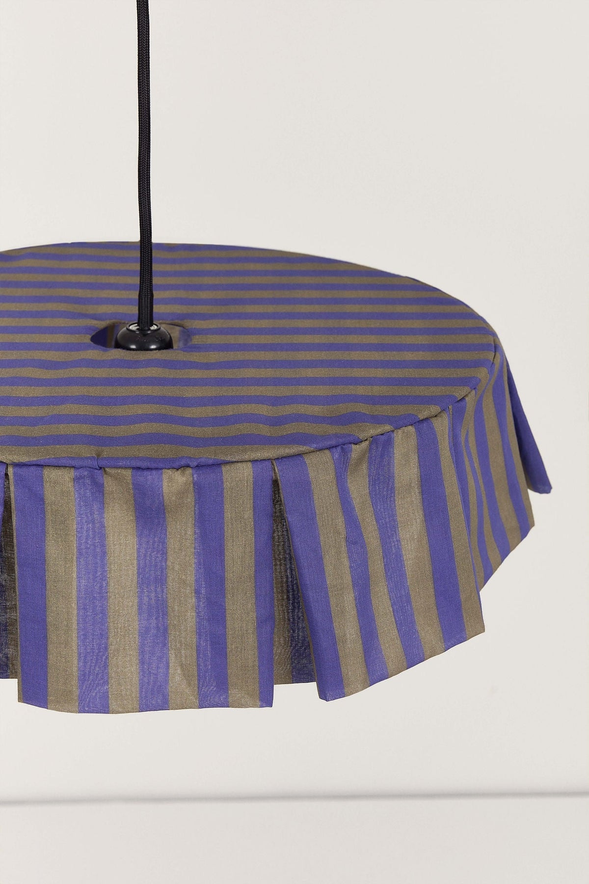 Nobodinoz Vibes katoenen lampenkap van 40 cm in indigoblauw strepen in een licht, mediterraan ingericht interieur.