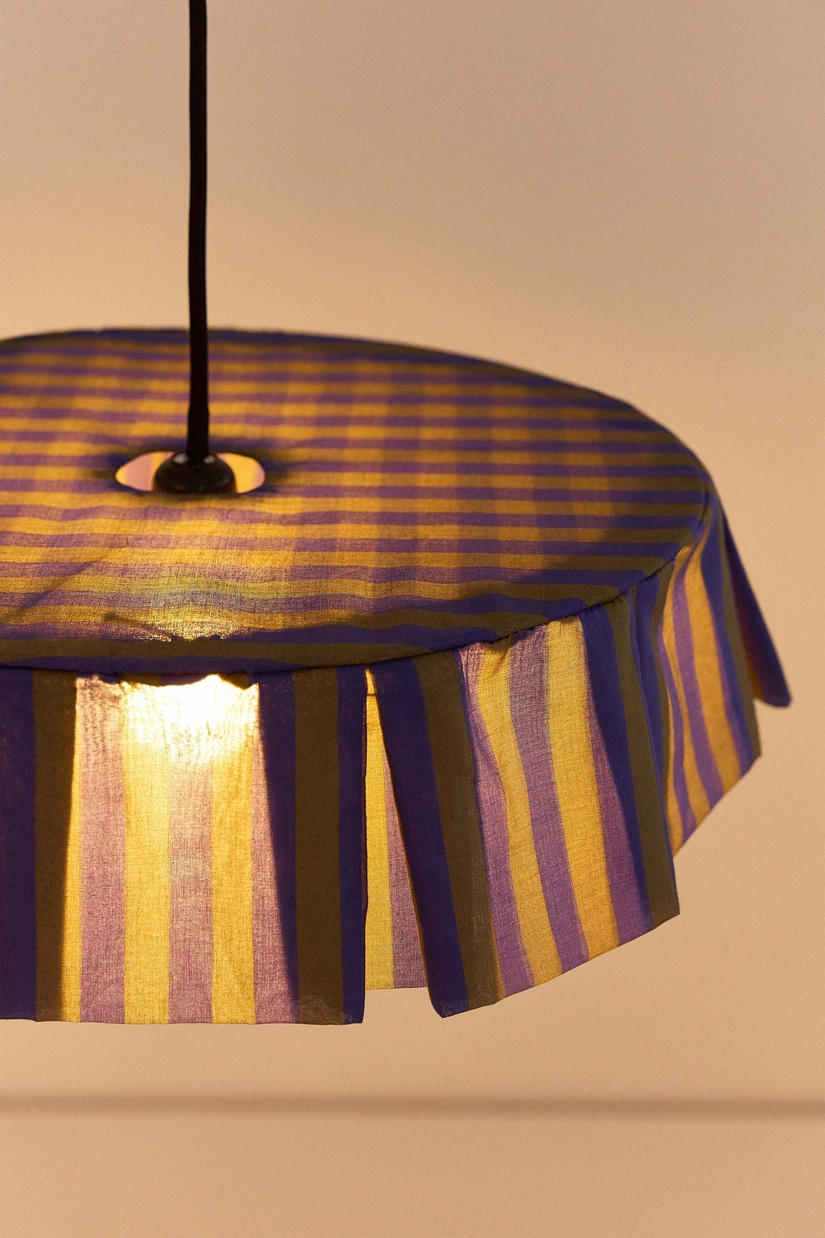Nobodinoz Vibes katoenen lampenkap van 40 cm in indigoblauw strepen als sfeervolle hanglamp in een mediterraan interieur.