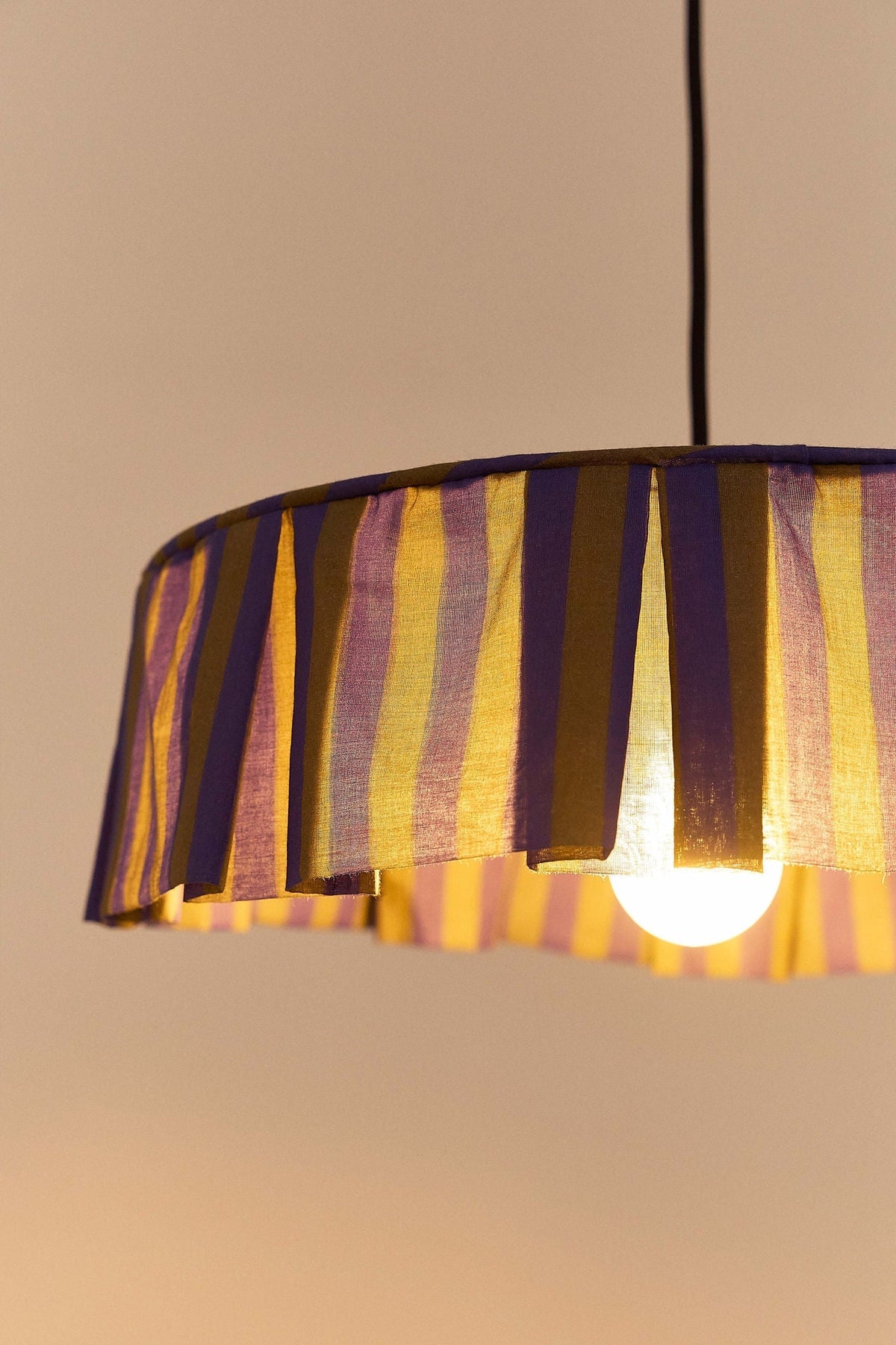 Nobodinoz Vibes katoenen lampenkap van 40 cm in indigoblauw strepen als sfeervolle hanglamp in een mediterraan interieur.